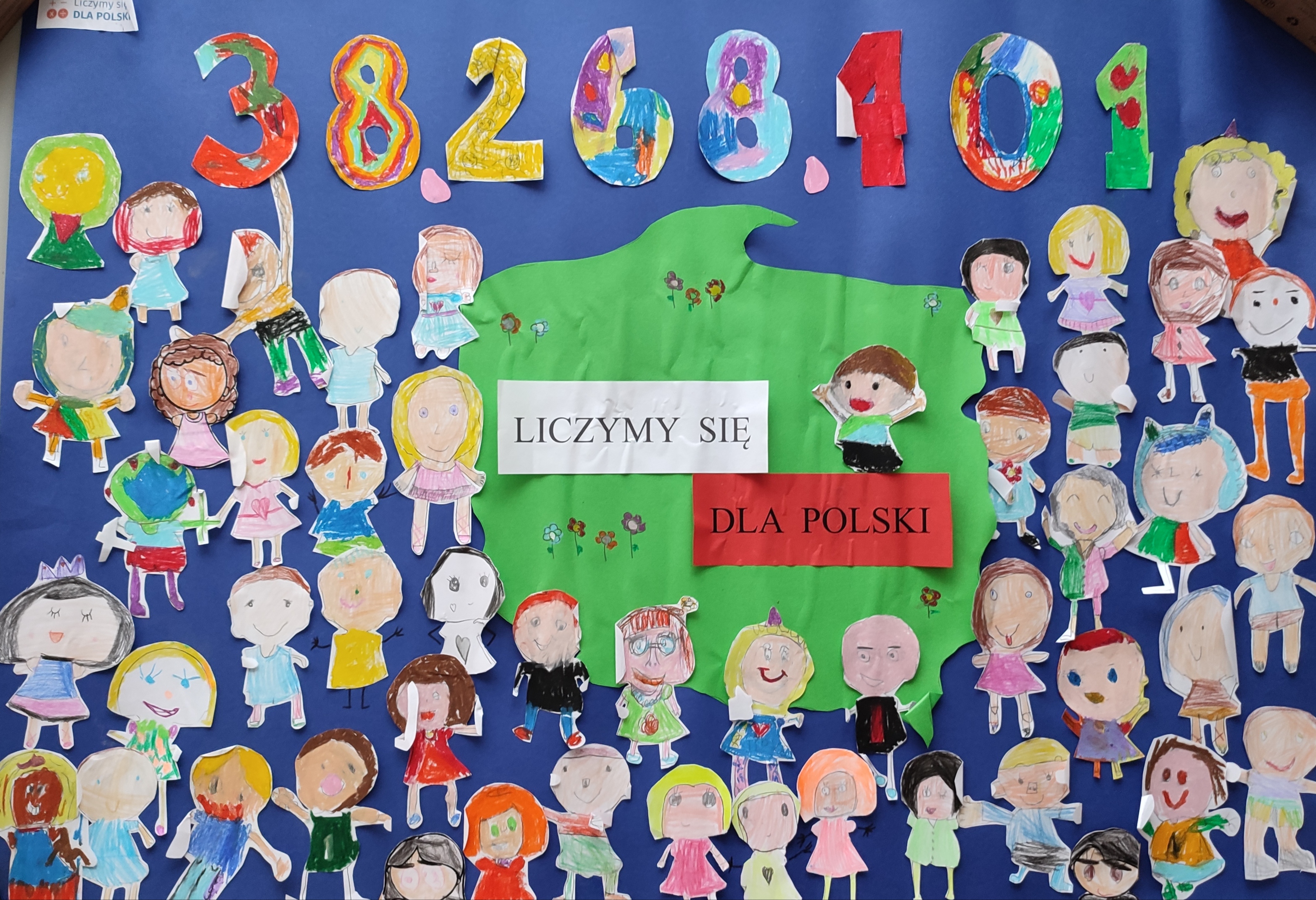 Na granatowym tle umieszczone są postacie ludzi narysowane i wycięte przez dzieci. Na środku zielony kontur Polski, z napisem na biały polu liczymy się, na czerwonym dla Polski.  W górnej części liczba 38.268.401. W lewym górnym roku grafika NSP20211 „Liczymy się dla Polski”.