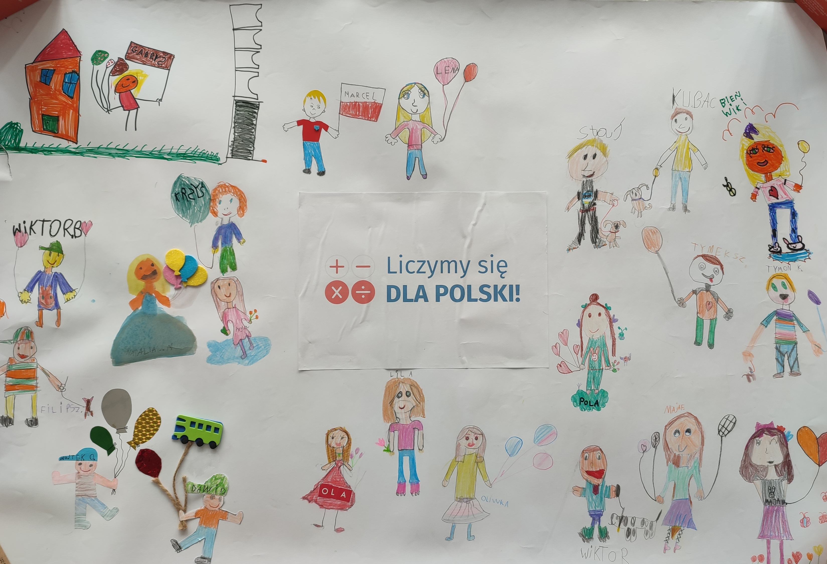 Na środku element graficzny NSP 2021 „Liczmy się dla Polski”. Wokół postacie dzieci trzymające balony, kwiaty, flagę,  prowadzące zwierzęta. Postaracie dzieci podpisane imionami.