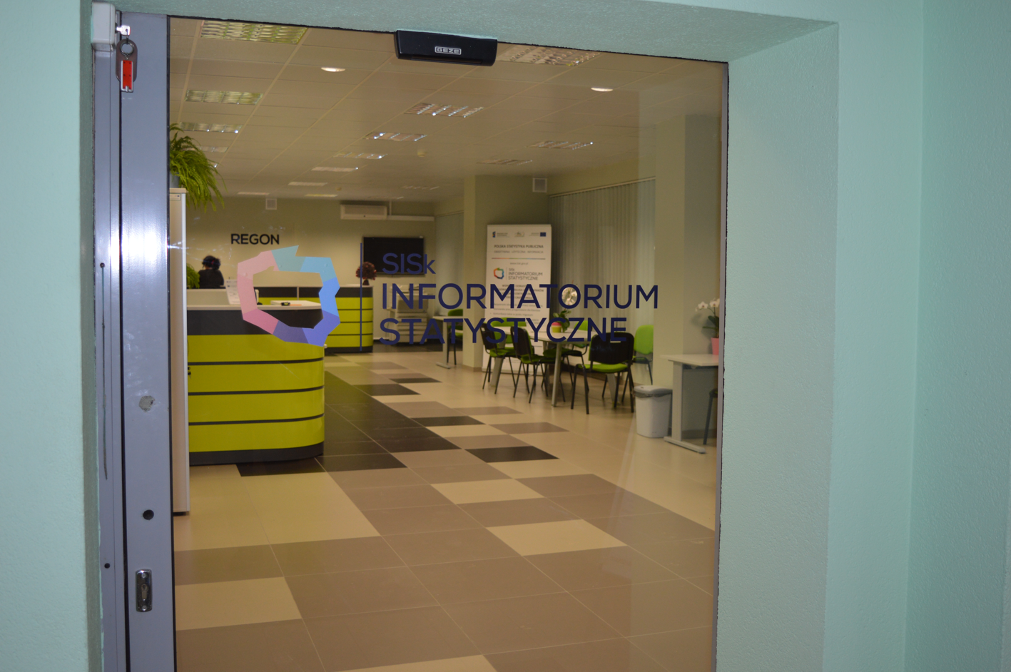 Szklane drzwi samootwierające, w tle sala obsługi klienta.